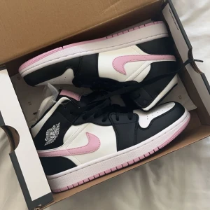 jordan 1 - säljer mina as snygga skor som aldrig kommit till användning💗 köpte de för 3699kr och säljer de för endast 1830kr! pris kan diskuteras men kan inte sänka så lågt då de helt nya💘 skriv ifall du har några frågor!💞