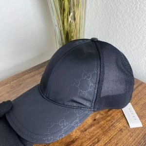 Gucci Keps Nylon - Har inte använt kepsen så mycket, inga skador, äkta och slutsåld. Hör av dig om du är seriös eller har frågor