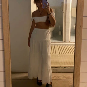 slutsåld kjol från brandy melville  - en otrolig mjuk o fin sommarkjol köpt på brandy melville i italien för 3 år sen. sällan använd eftersom den passar inte riktigt min stil. slutsåld online och i butik. 