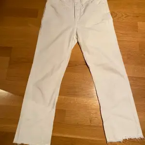 Vita Filippa K jeans i använt skick 