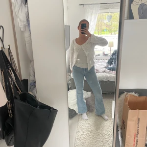 Blå jeans! - Skit snygga jeans från Gina💓 De är utsvängda och använda men i bra skick. Säljer pga kommer ej till användning. Köpare står för frakt om ej upphämtning!