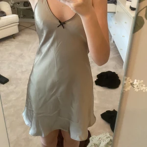 Klänning  - En silkes klänning från zara som tyvärr är för stor för mig…