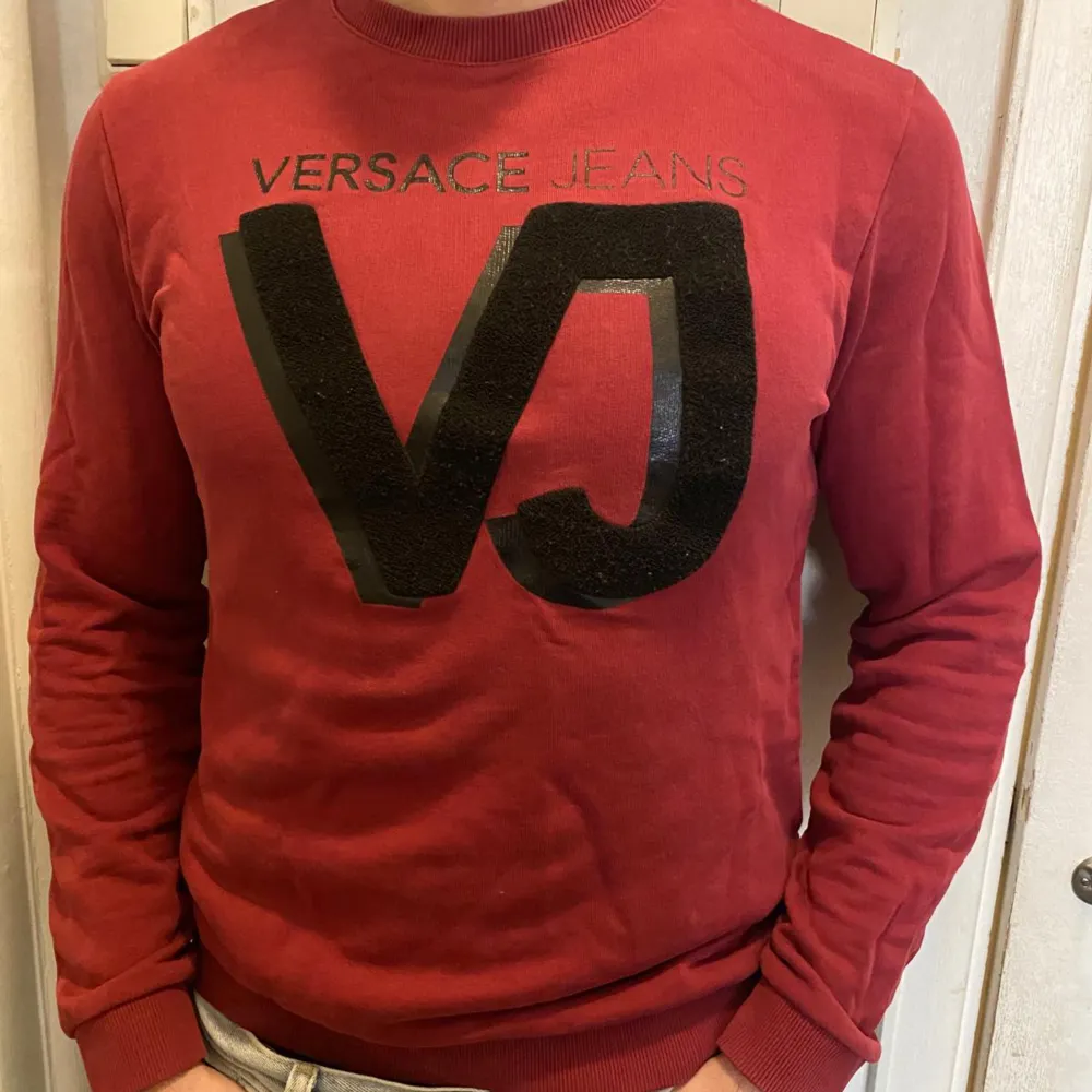 Versace tröja  Skick 9/10  Small/Medium. Tröjor & Koftor.