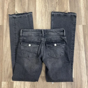 Low waist bootcut jeans - lågmidjade bootcut/straight jeans från gina tricot i strl 164 || jag har spretat upp byxan längst ner som ni ser på bilderna || midjemått rakt över: 36cm, midjan är justerbar | innerbensmåttet är 80 cm ||