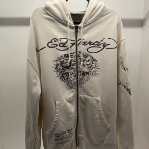 Ed hardy hoodie - Chill ed hardy hoddie som ändå passar fett bra nu när de nalkas sommar kom igen guys va väntar ni på?! Skriv om ni har frågor.