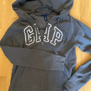 Grå zip-hoodie från GAP💗 Tröjan är i storlek S och är i bra skick🤗 Priset går att diskutera☺️