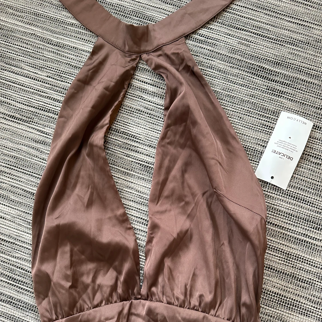 Halterneck klänning med öppenrygg  - 90