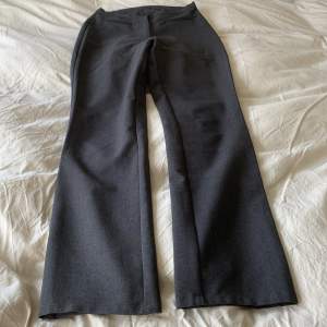 Skitsnygga mörkgrå bootcut kostymbyxor från benetton. Det står inte storlek men dom passar som en xs/34. Inga hål eller slitningar💕