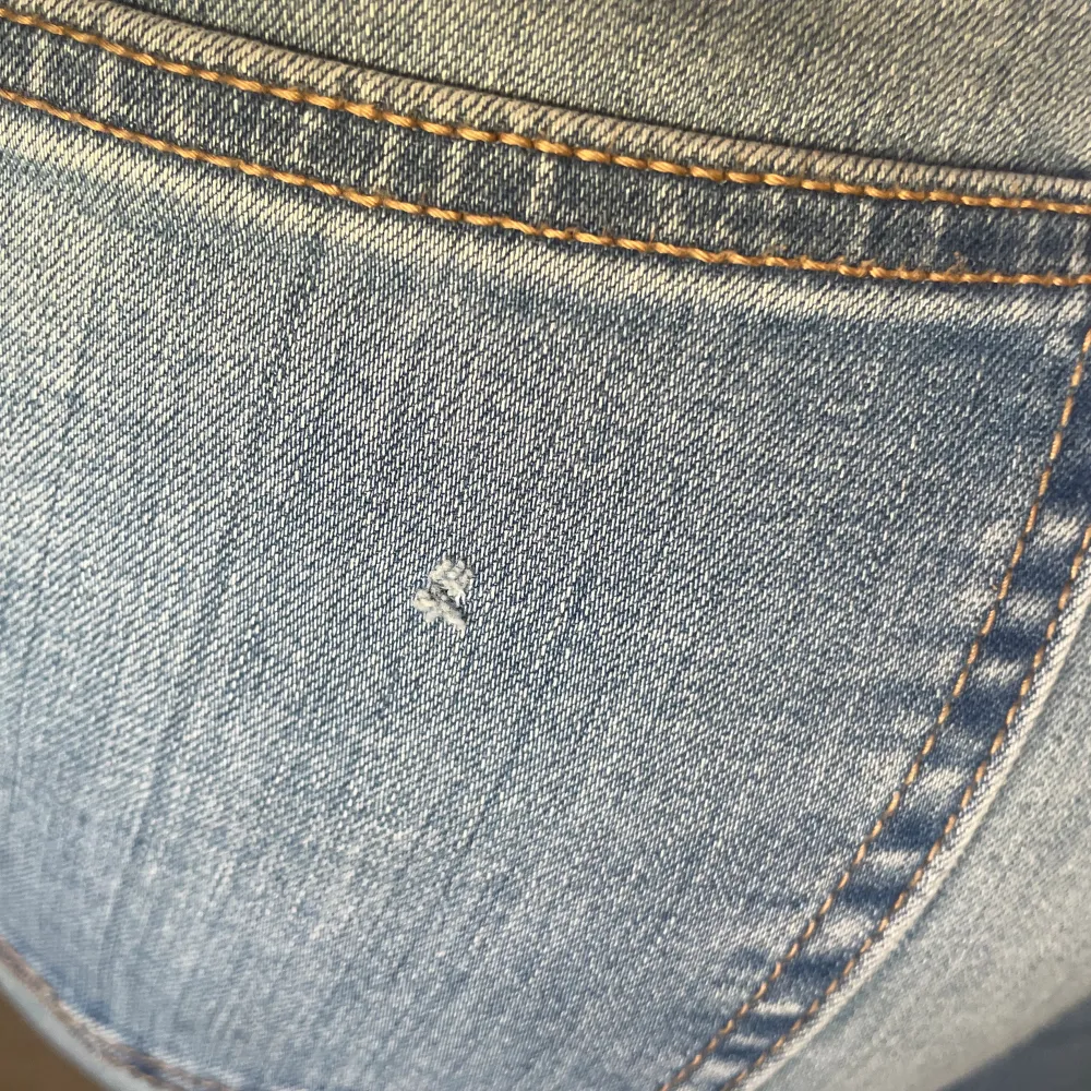 Jätte sköna o super snygga bootcut jeans 😻😻, har fått en pytteeee liten skråma på bakfickan😬 men annars jätte bra skick och inga defekter, hela överallt även nere vid fötterna, ej riktiga fickor på framsida, pris kan diskuteras❣️. Jeans & Byxor.