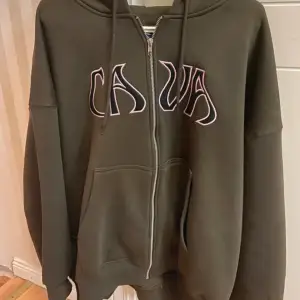 Snygg zip hoodie från Cava company, köpt på junkyard, använd max en gång. Storlek m/l 