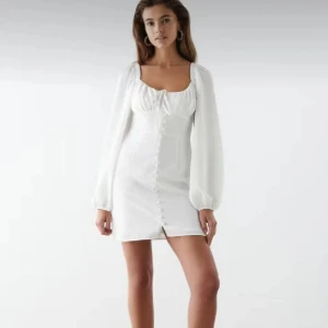 Vit klänning gina - Säljer denna superfina klänning då den inte kommer till användning. Den är i storlek 34 och aldrig använd med lappen kvar. Passar perfekt till studenten eller skolavslutningen. 