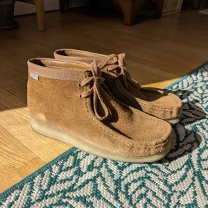 Clarks Wallabee x Carhartt  - Clarks Wallabees i klassisk "brown duck" suede.