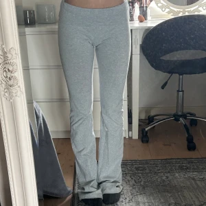 Yogapants från brandy melville - Grå yoga pants från brandy Melville, tror att storleken är S