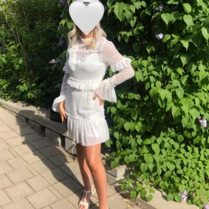 Studentklänning  - Säljer min studentklänning som endast är använd en gång. I mycket fint skick, inga slitage eller tecken på användning. Slutsåld på hemsidan. Medföljer en underklänning.