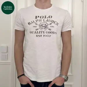 T-Shirt från Polo Ralph Lauren | Storlek: M - Skicket på t-shirten är väldigt bra utan defekter - Vårat pris: 379kr - Nypris: 1099kr - Modellen är 187cm och väger 80kg. 