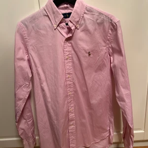 Ralph Lauren skjorta - Storlek 37. Fin skjorta 100% bomull. Använd till en fest 1 gång. Säljer för jag har vuxit ur den.