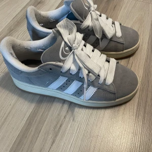 Adidas  campus grej - Säljer gråa campus, använda lite men  bra skick! fom är lite noppriga som man kan se men det är lätt att ta bort, gör det innan jag postar