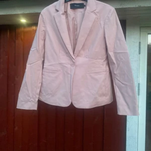 Rosa kavaj  - Rosa kavaj från vero Moda. Behöver strykas. 