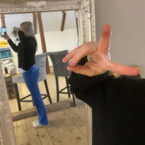 Juicy couture - Säljer nu mina Juicy byxor då de inte kommer till användning lika mycket längre💙 Det är välanvända men i väldigt bra skick. Finns några små defekter men som man inte tänker på. Alla knappar sitter kvar.