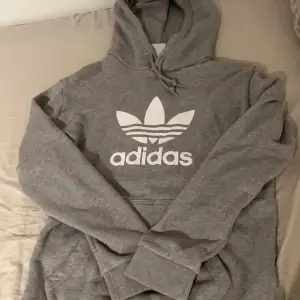 Adidas hoodie i färg grå, använd några gånger och krympt lite i tvätten. Borde funka för folk som har S och möjligtvis M 