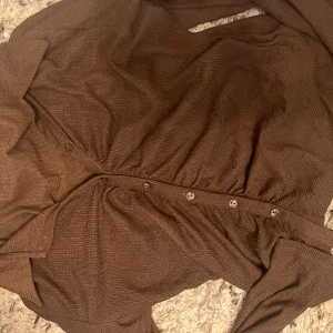 Brun topp - Sparsamt använd. Storlek L, men passar mer en M.