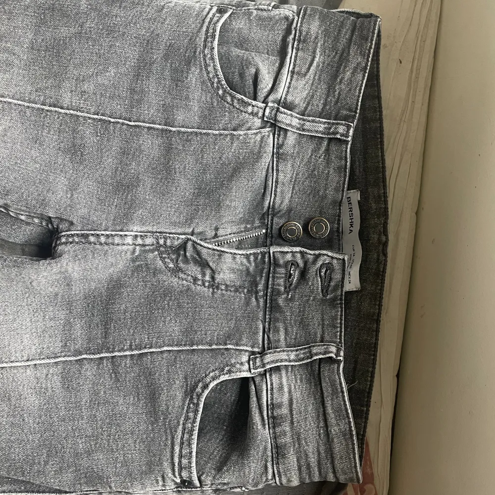 Säljer dessa bershka jeans med dubbelknäppt då de ej kommer till användning 💕💕. Jeans & Byxor.