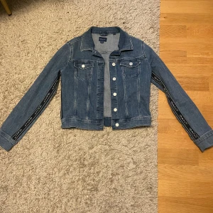 Gant jeans jacka - Jackan är i bra skick och har inte använt den så ofta. Säljer pågrund av att den blivit för liten.