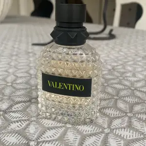 Valentino parfym för män, fräsch och söt, perfekt inför sommaren. Runt 40-45ml kvar. Luktar precis som ny. Orginalförpackning finns.  