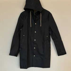 Stutterheim regnjacka - Mörkblå Stutterheim regnjacka. Sparsamt använd i mycket gott skick. Viss missfärgning på insidan (se bild). Storlek XXXS