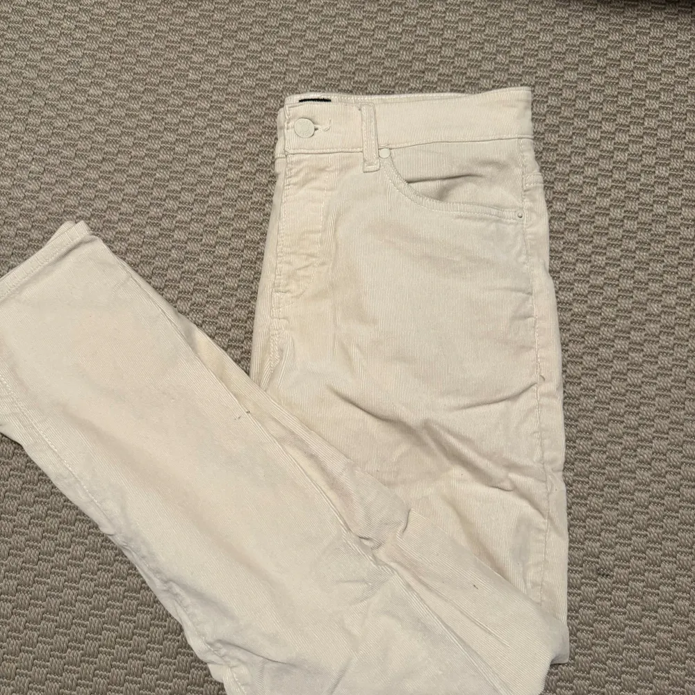 Ett par vita snygga chinos inför sommaren! Köptes för 2 år sedan men har aldrig använts. Är i bra skick är är i strolek XS. För fler frågor eller bilder hör gärna av er. . Jeans & Byxor.