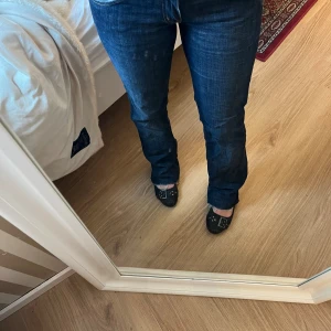 Lee jeans  - Lågmidjade Bootcut jeans. Avklippta i botten 