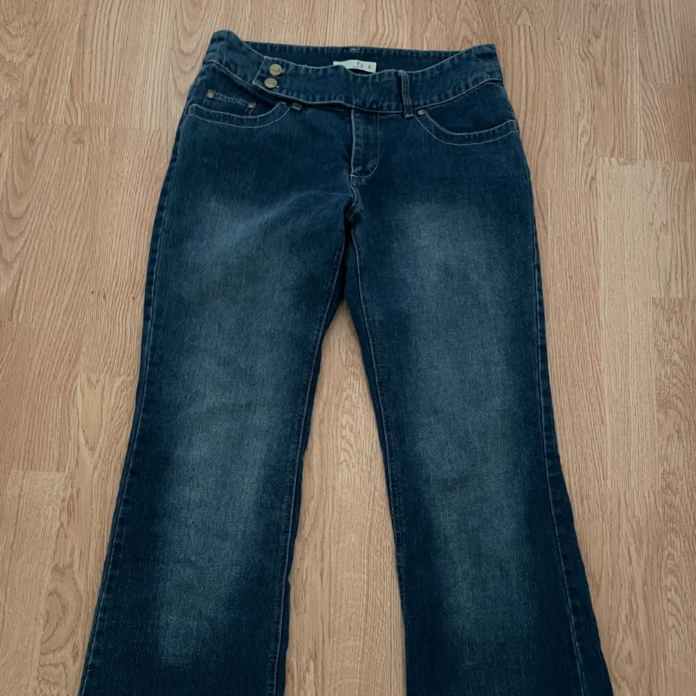 Säljer dessa supersnygga bootcut jeans då de tyvärr är för stora. Innerbenslängd 77 cm, midja 41 cm. Skriv gärna vid frågor 💕💕💕 (första bilden är ej mitt). Jeans & Byxor.