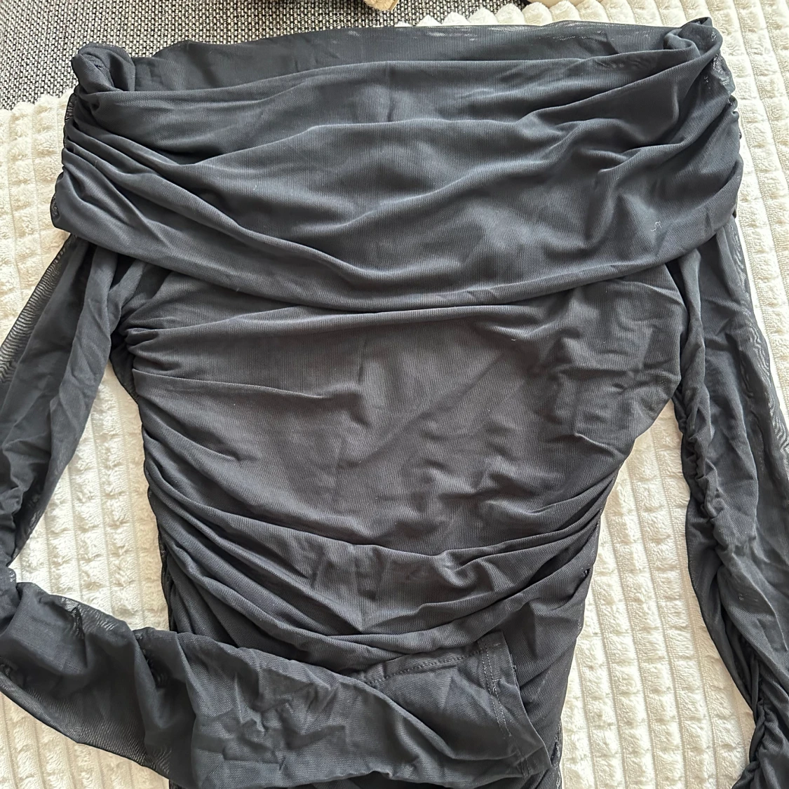 Svart off-shoulder topp