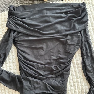 Svart off-shoulder topp - Storlek: M