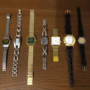 Jag säljer ett flertal klockor i olika stilar. De flesta är nya moch alla är i bra skick. Det finns en klocka med en liten repa (se bild 3). Vissa har batterier men inte alla, fråga mig gärna!  70kr styck - detta är fast pris!