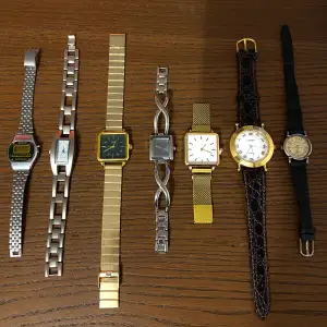 KLOCKA 1 ÄR SÅLD  Jag säljer ett flertal klockor i olika stilar. De flesta är nya och alla är i bra skick. Det finns en klocka med en liten repa (se bild 3). Vissa har batterier men inte alla, fråga mig gärna!  70kr styck - detta är fast pris!