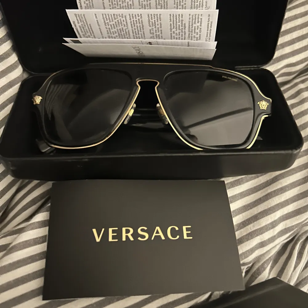 Versace solglasögon ny pris 3000kr bäst pris får dom! Knappt använda dom ligger bara och samlar damm köp nu till sommaren😁. Accessoarer.