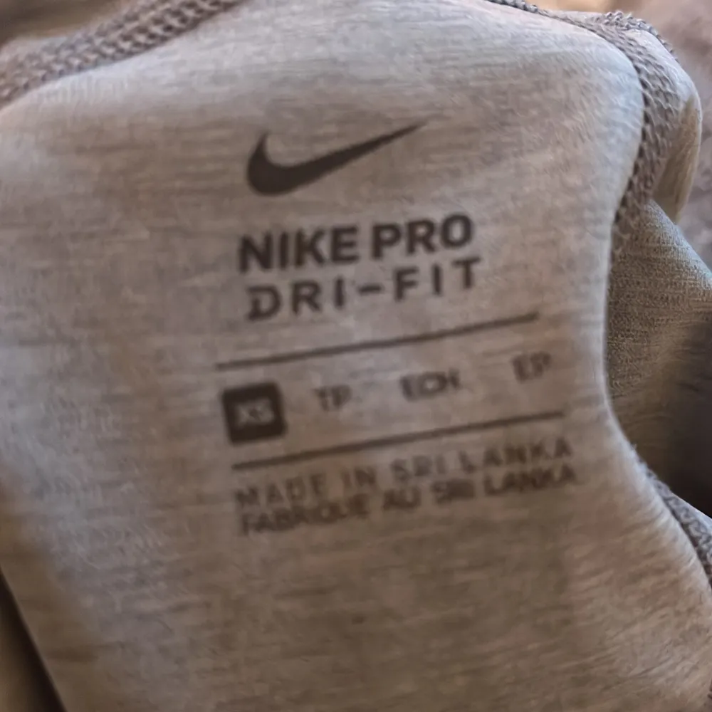 Gråa Nike pro tights i bra skick. Köpta för runt 500kr, men säljer för 200kr. Liten i storlek och passar korta ben.. Sport & träning.