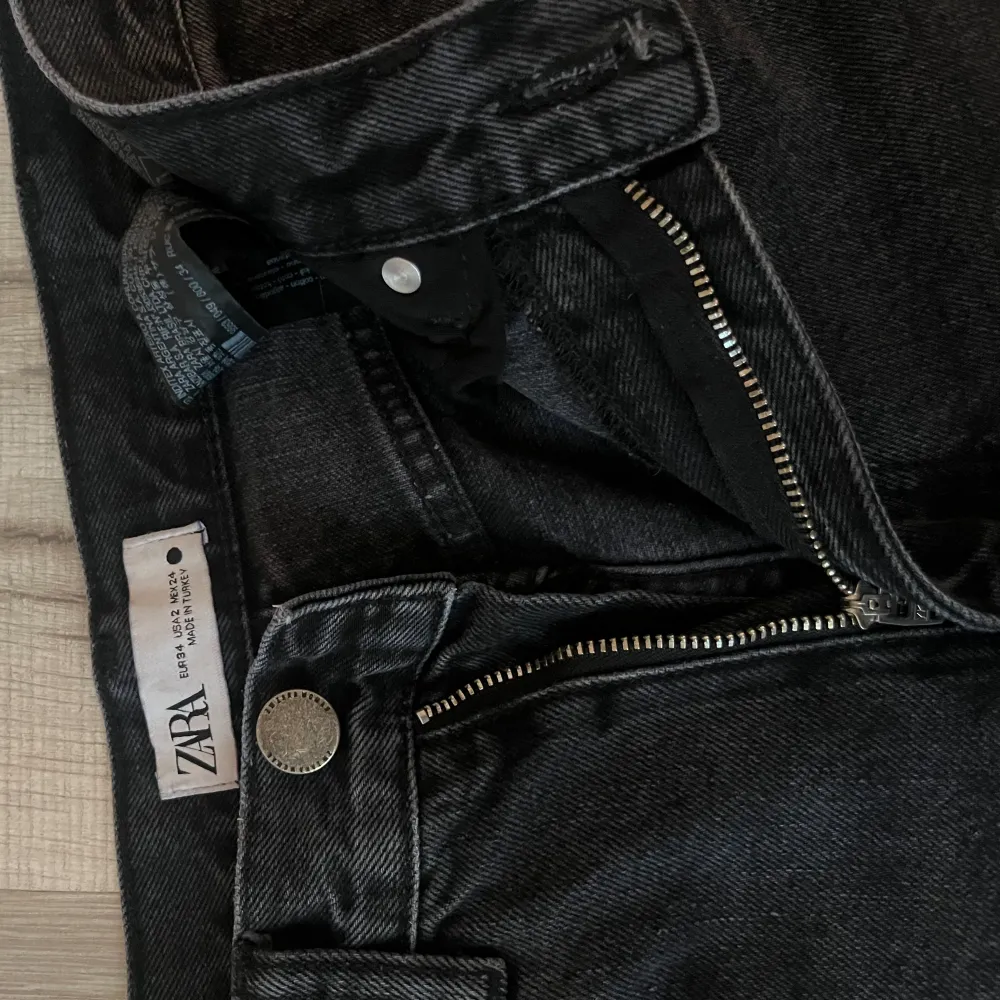 Säljer dessa mörkgråa jeans ifrån Zara, de används aldrig och därför säljer jag de super billigt så att någon annan får använding av dem💕Jeansen är mid waisted och bootcut💕(nypriset är 599kr). Jeans & Byxor.