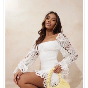 Pretty little thing  - Säljer denna jätte fina klänningen från pretty little thing, perfekt nu för studenten💕skriv för fler bilder eller funderingar. 