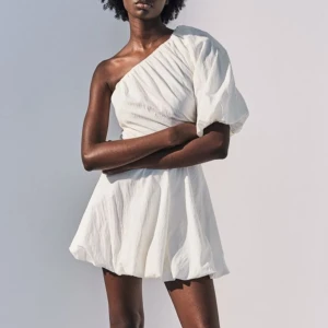 Vit klänning från HM - Säljer denna slutsålda klänning från HM trend i storlek 38.  Helt oanvänd med prislapp kvar. 