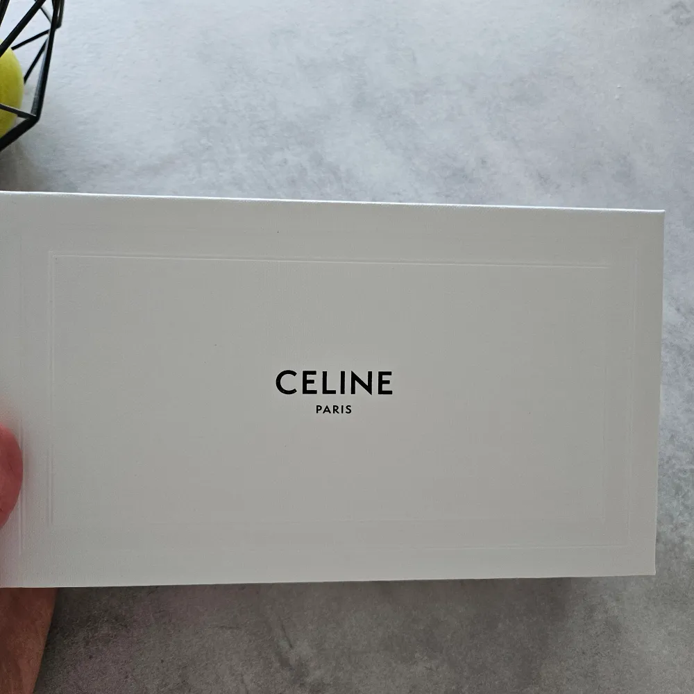 Helt nya Celine triomphe 01 i färgen som på bilderna. Bara testade. Köpta nya för 4600 kr. Accessoarer.