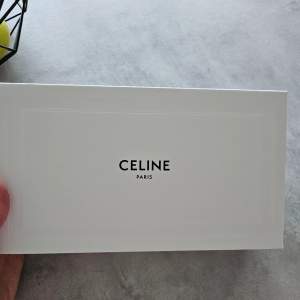 Helt nya Celine triomphe 01 i färgen som på bilderna. Bara testade. Köpta nya för 4600 kr