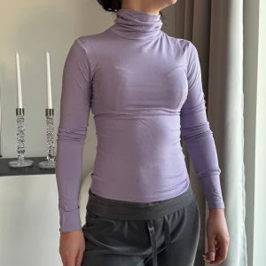 Lila polotröja - Lila polotröja från Gina tricot strl S. Liten i storlek och lite kortare. Jag bär i vanliga fall strl XS.