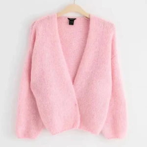 Söker denna kofta  - Helst i rosa. Pris 250-350. Helst i nytt eller bra skick. Skriv gärna om ni säljer 