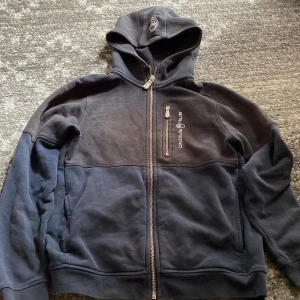 Hoodie  - Okej skick men det är genomskinlig på atmbågarna men har man svart tröja under syns det ej