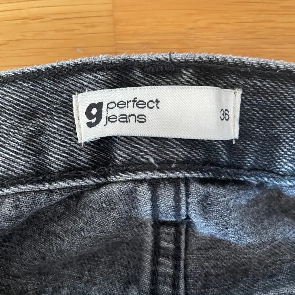 Skitsnygga jeans från gina tricot. Strl 36, säljer pga att de blivit för små för mig. Pris kan diskuteras!. Jeans & Byxor.