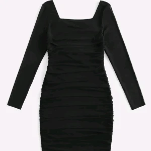 Svart tajt klänning - En svart tajt klänning från shein Den är för 14 åringar fast passar mig som vanligtvis har Xs. Pris går att diskutera