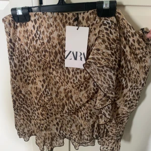Mönstrad Zara kjol💘 - Aldrig använd - lappen kvar💘Dragkedja finns på sidan av kjolen!