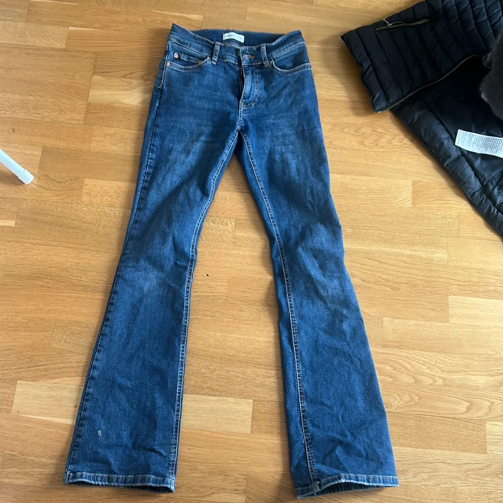Jättefina lågmidjade jeans från Gina tricot i strl 32. Bra skick utan slitningar💓Hör av er vid frågor . Jeans & Byxor.